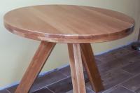 Kruhový masívny dubový stôl